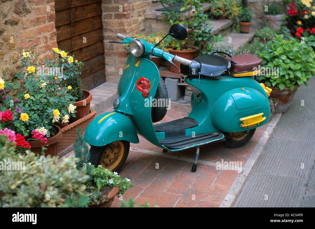 Vespa-Roller Pienza Toskana Italien Stockfoto