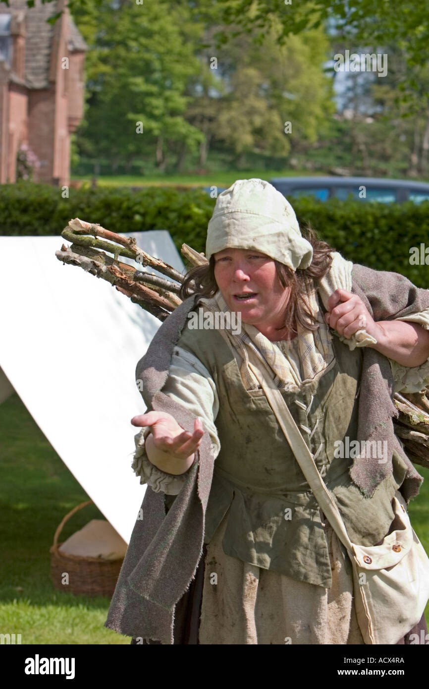 Frau verkleidet als Bettler betteln um Almosen Geld während reenactment Stockfoto