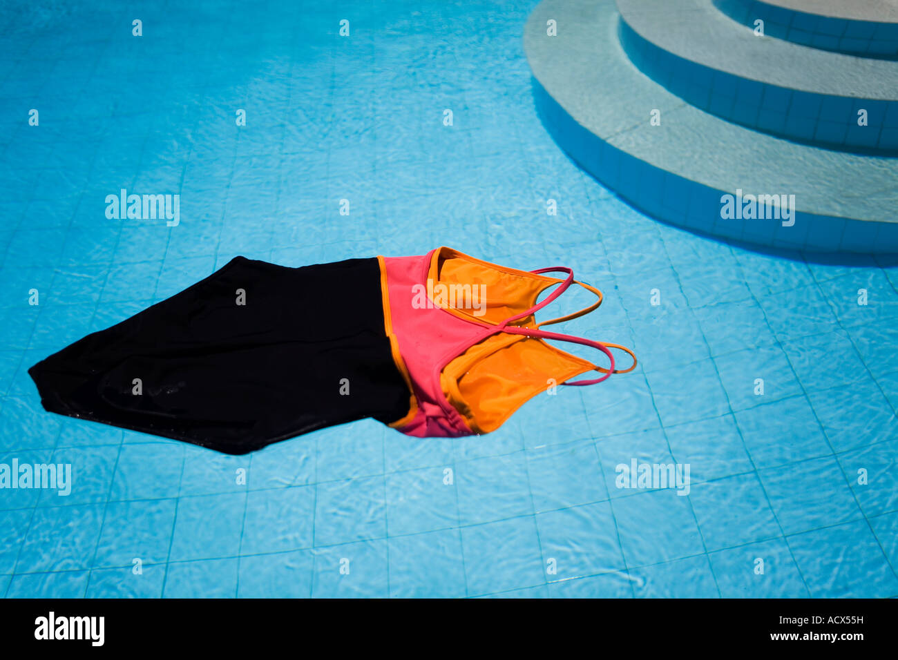 Badeanzug schwimmen in einem Schwimmbad in einer villa Stockfoto