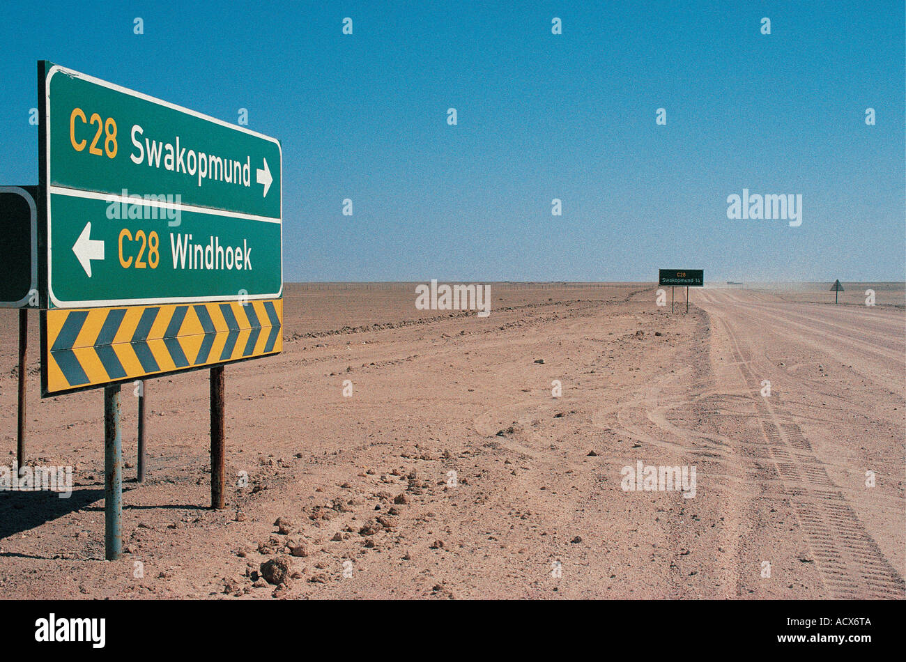 Straßenschild 14 Meilen von Swakopmund über die wichtigsten C28 Swakopmund Windhoek Straße Namibia Südwest-Afrika Stockfoto