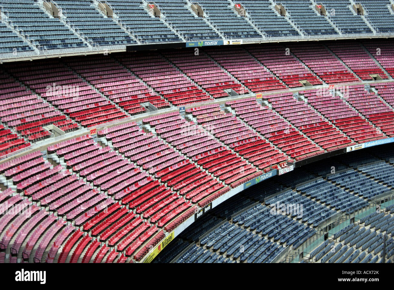 Stadion Nou Camp in Barcelona mit einer 90.000 Kapazitt zu Hause gegen den  FC Barcelona. Gebaut 1957 von Architekten entworfen; Francesc Mitjan  Stockfotografie - Alamy