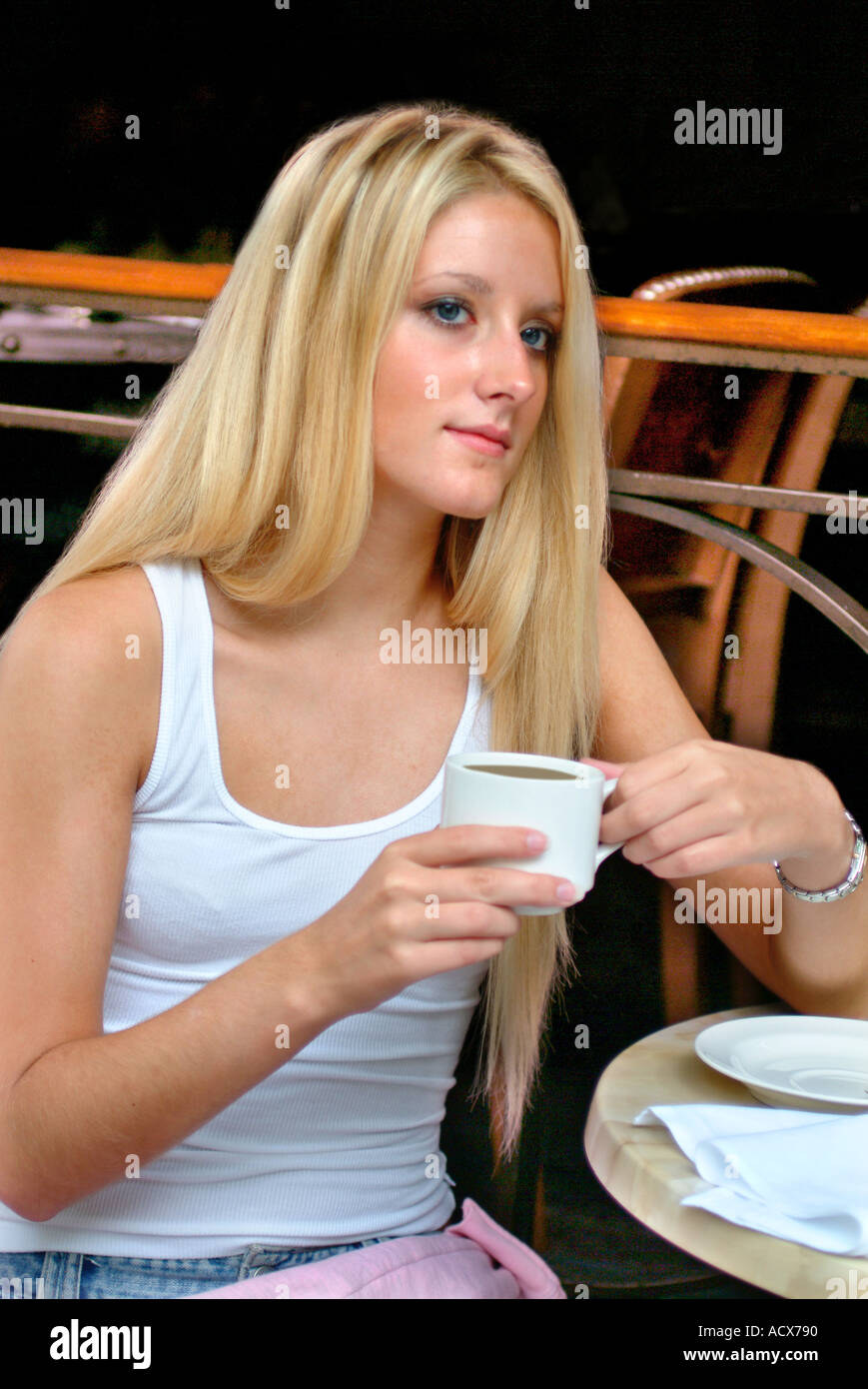 Frau hält eine Tasse Kaffee im Restaurant unter freiem Himmel Stockfoto