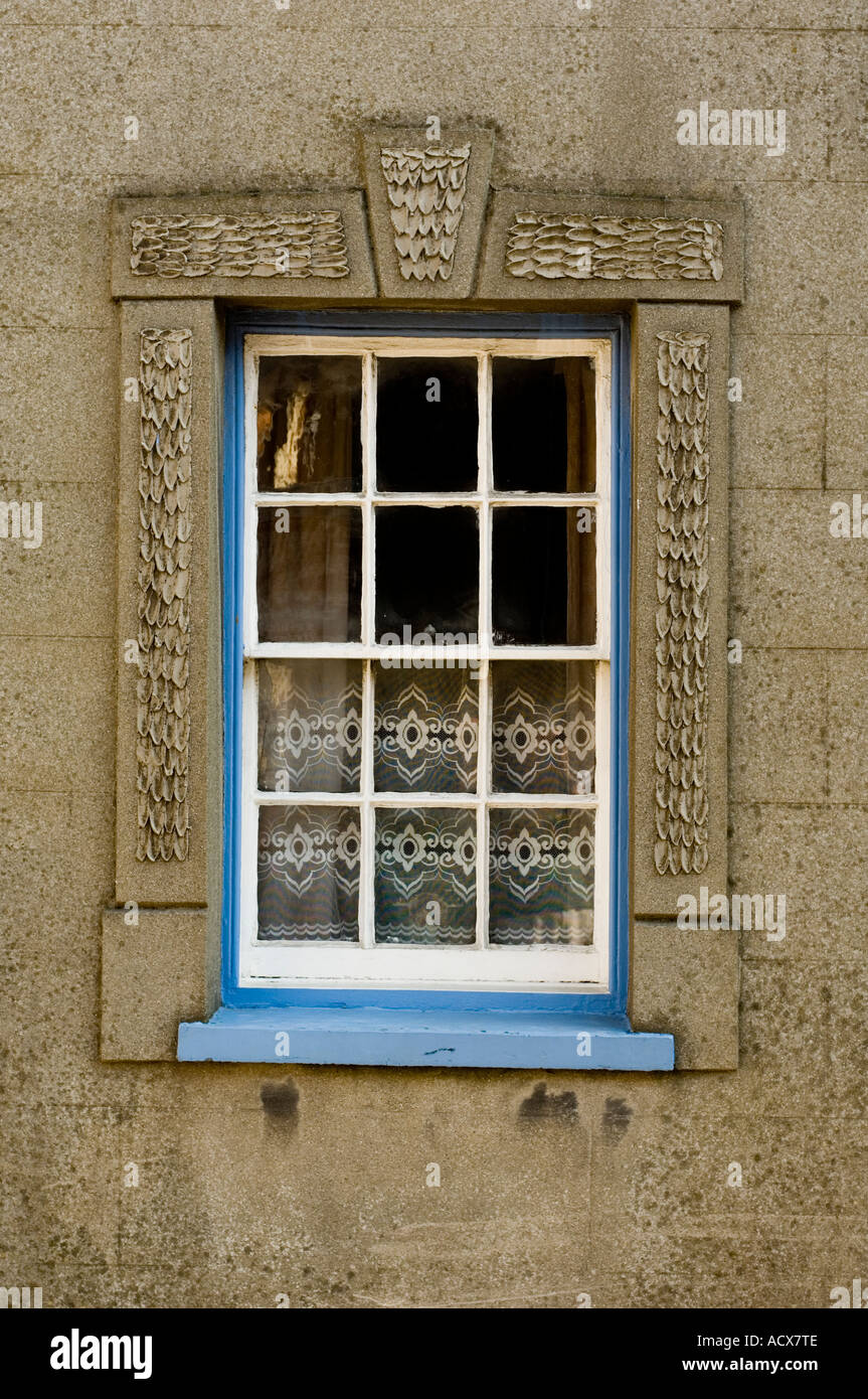 Umgeben von traditionellen alten hölzernen Schiebefenster und dekorierten Zement gerendert Strickjacke Abertifi Stockfoto