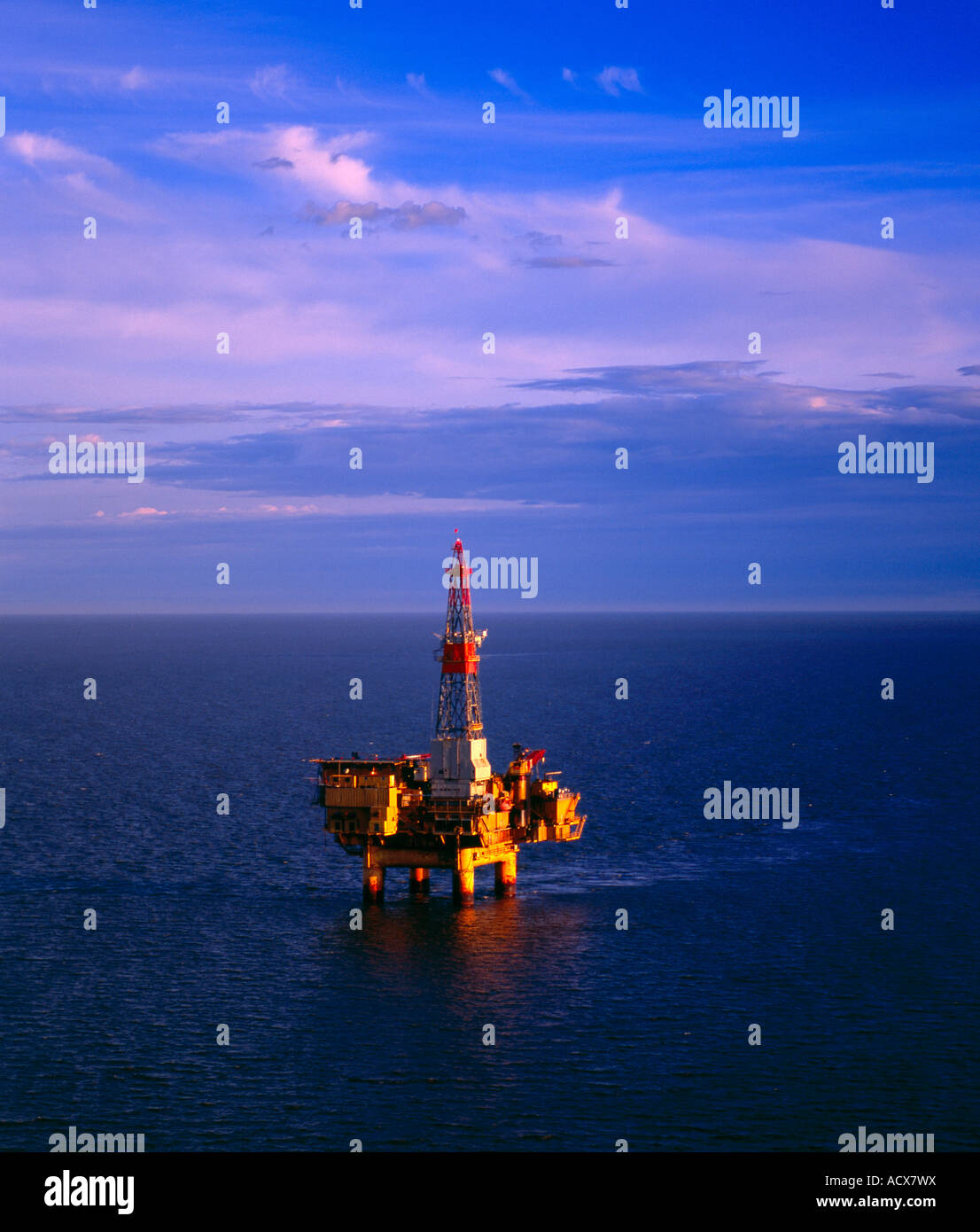 Offshore-Ölplattform ein betrieben von XTO Energy Förderung von Öl und Gas im Cook Inlet Alaska Stockfoto