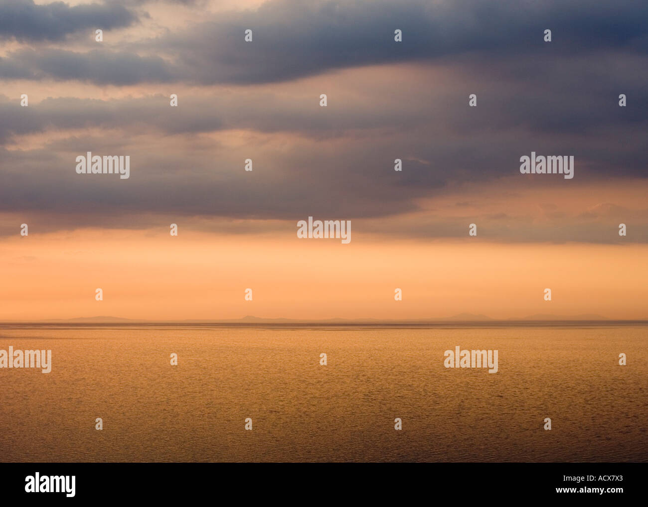 Das ruhige Meer bei Sonnenuntergang Cardigan Bay West wales Stockfoto