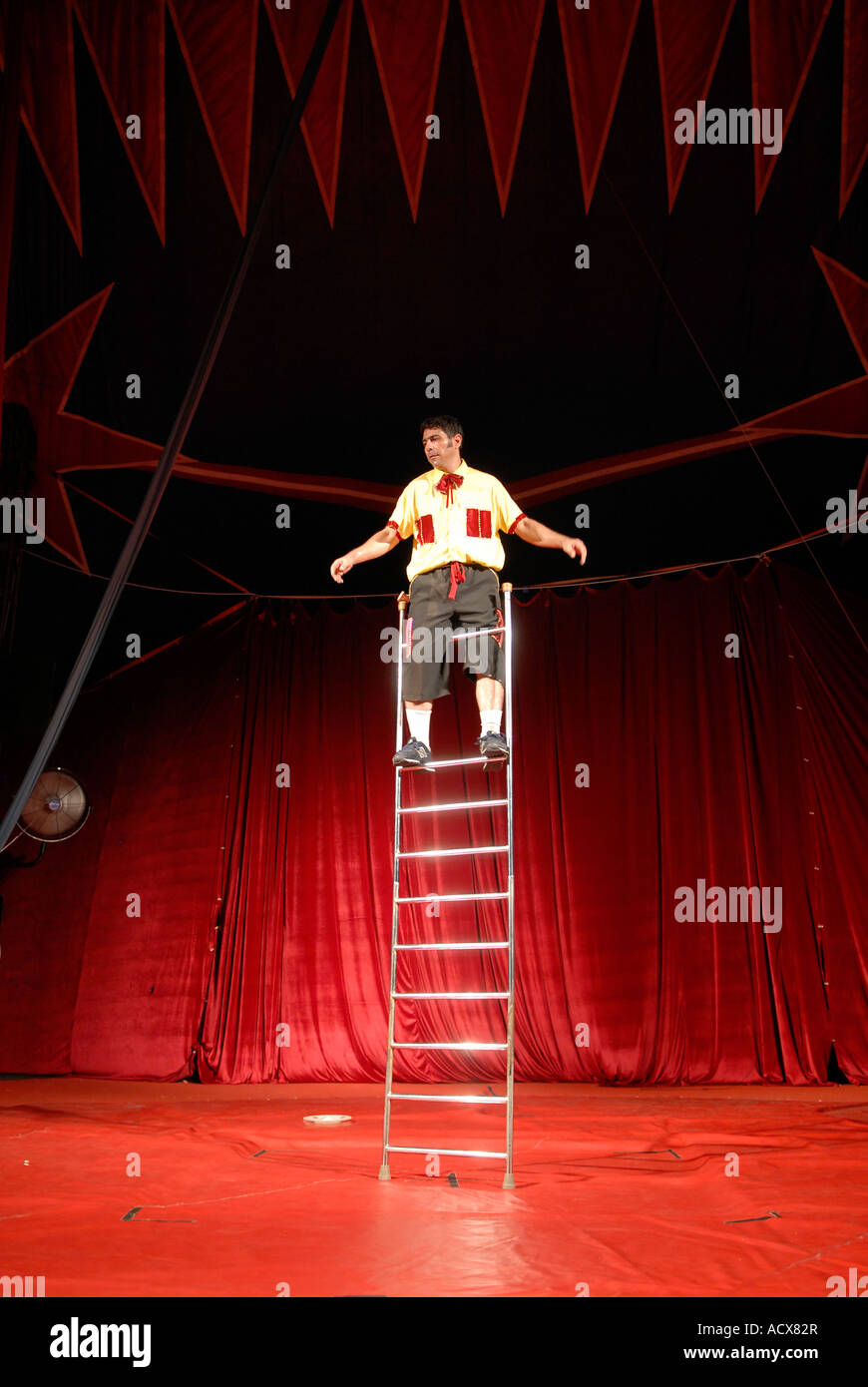 Strong man circus Fotos und Bildmaterial in hoher Auflösung Alamy