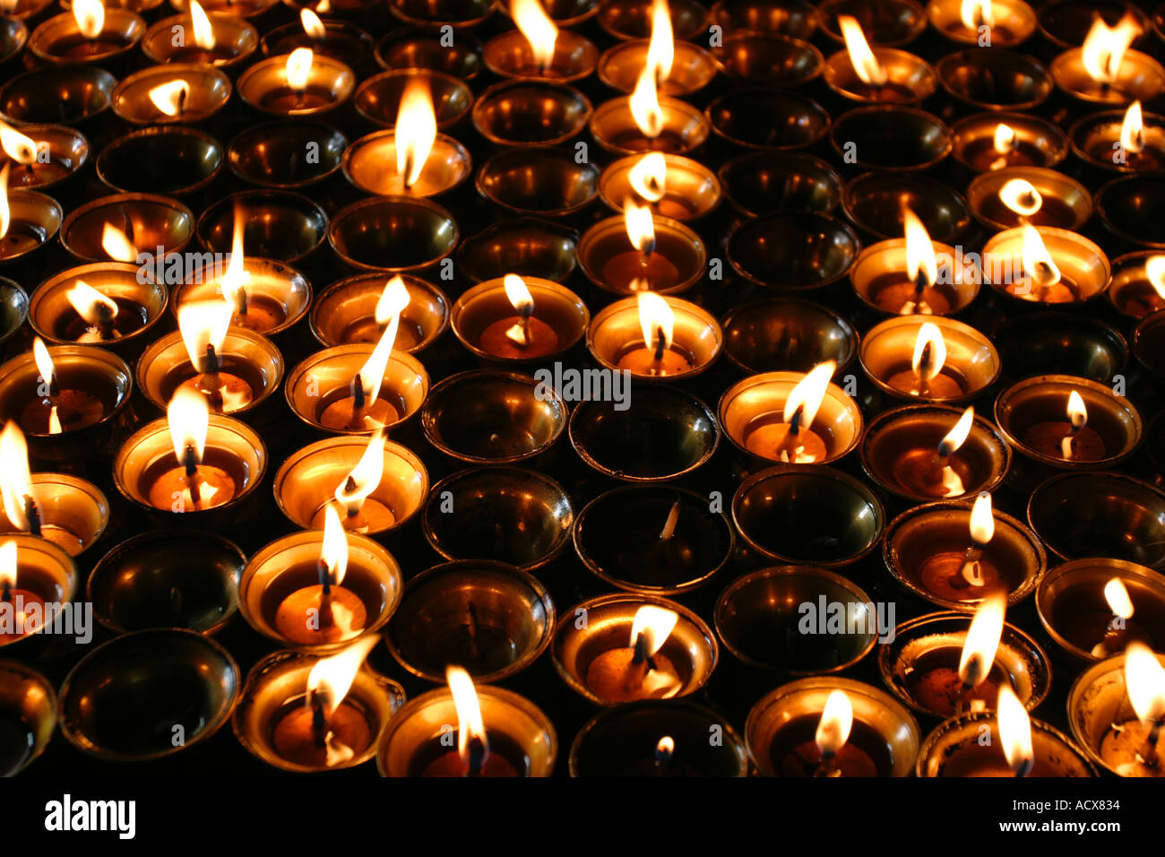 Gebet-Kerzen im Kloster am Swayambhunath Stockfoto