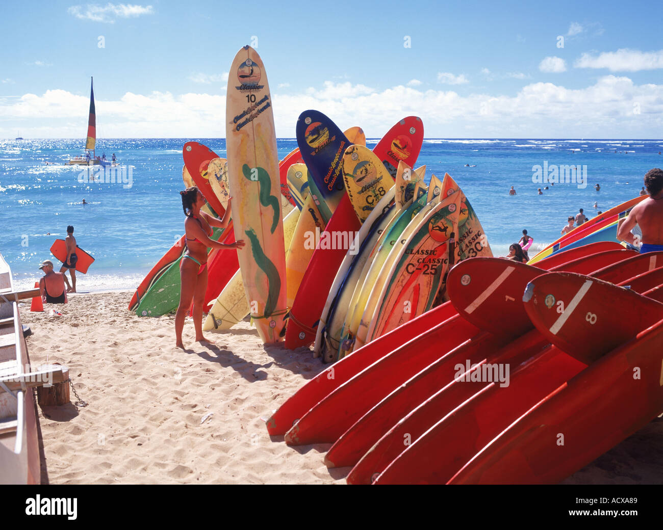 Vermietung von Surfbrettern am Waikiki Beach auf der Insel Oahu in Hawaii Stockfoto