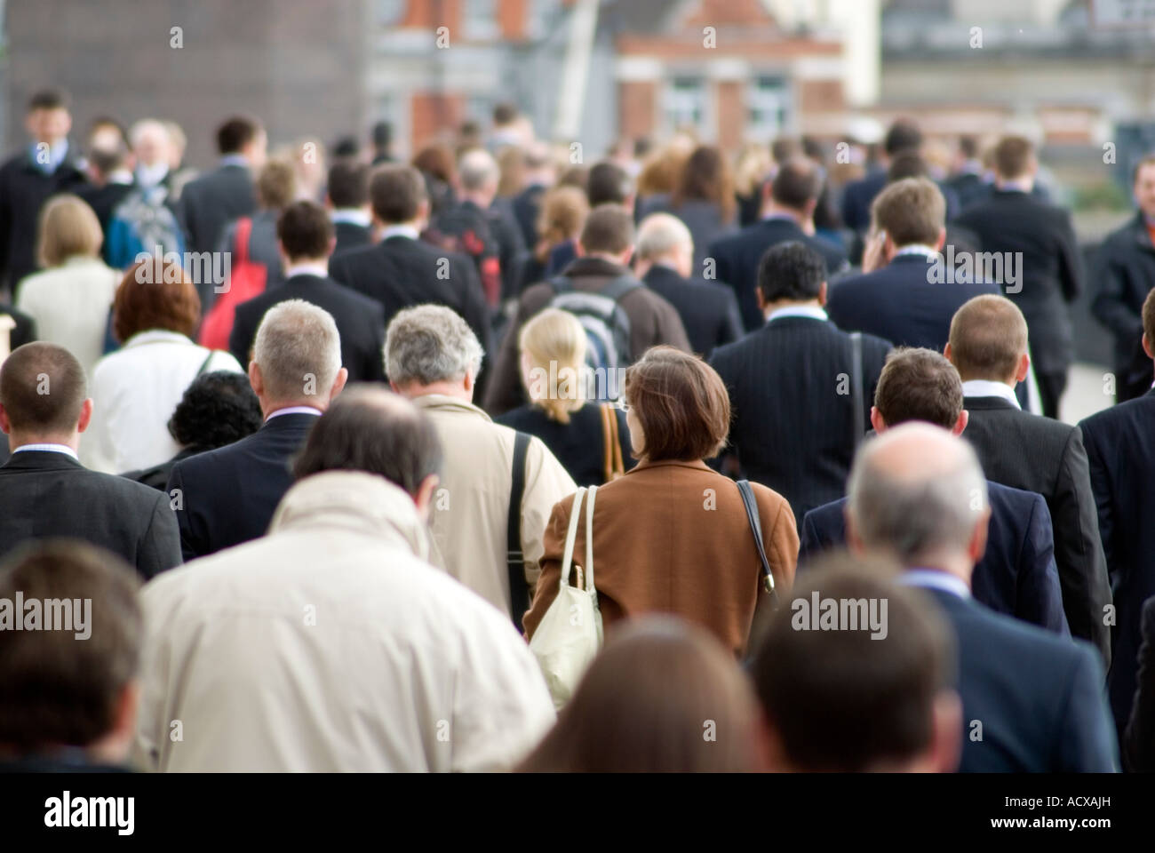 Große Schar von Pendler auf ihrem Weg von der Arbeit während der Rush Hour in der City von London, England, UK Stockfoto