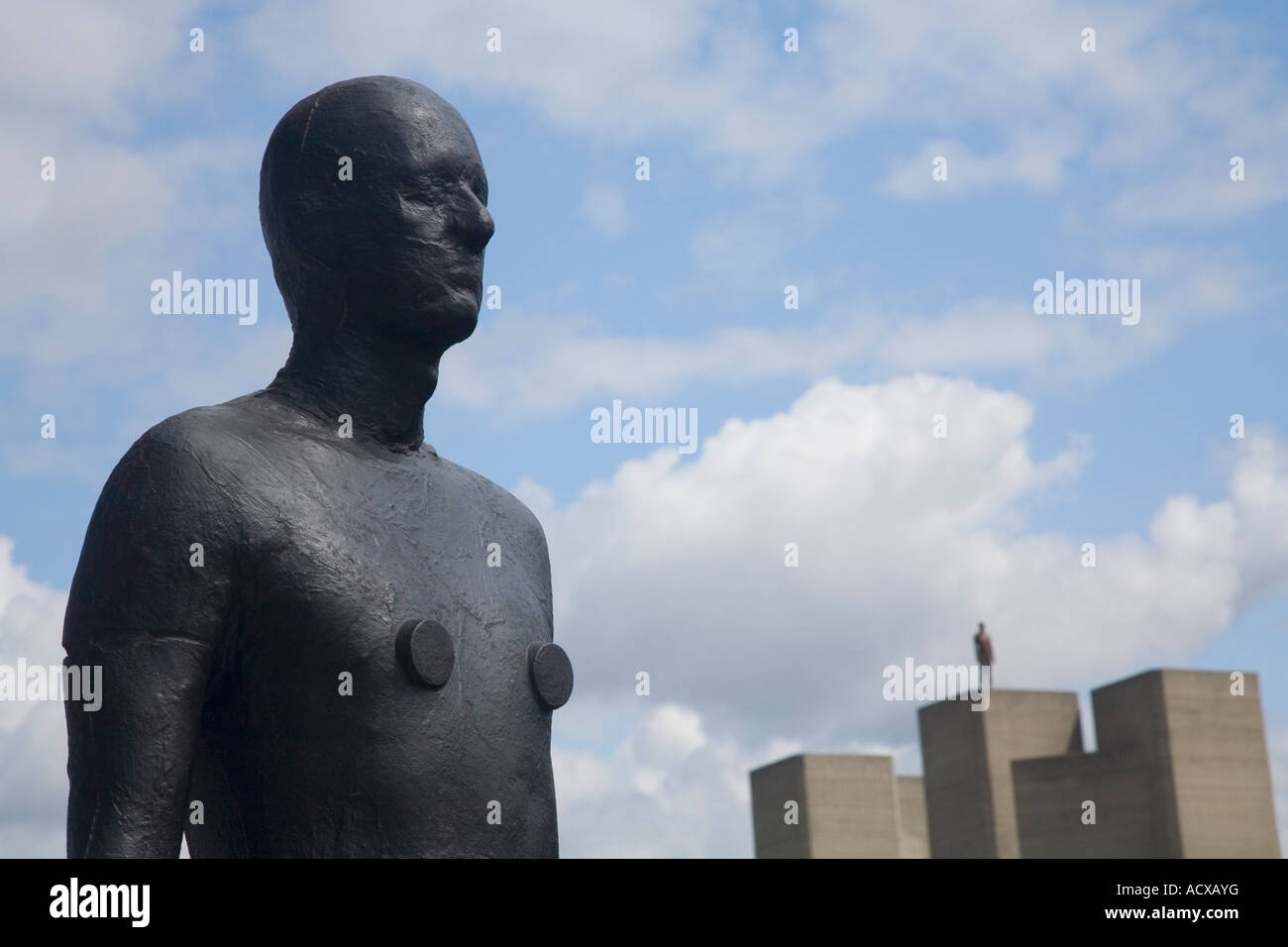 Antony Gormley Skulptur Figuren auf Waterloo Bridge und dem Nationaltheater Southbank "Event Horizon" Ausstellung London Stockfoto