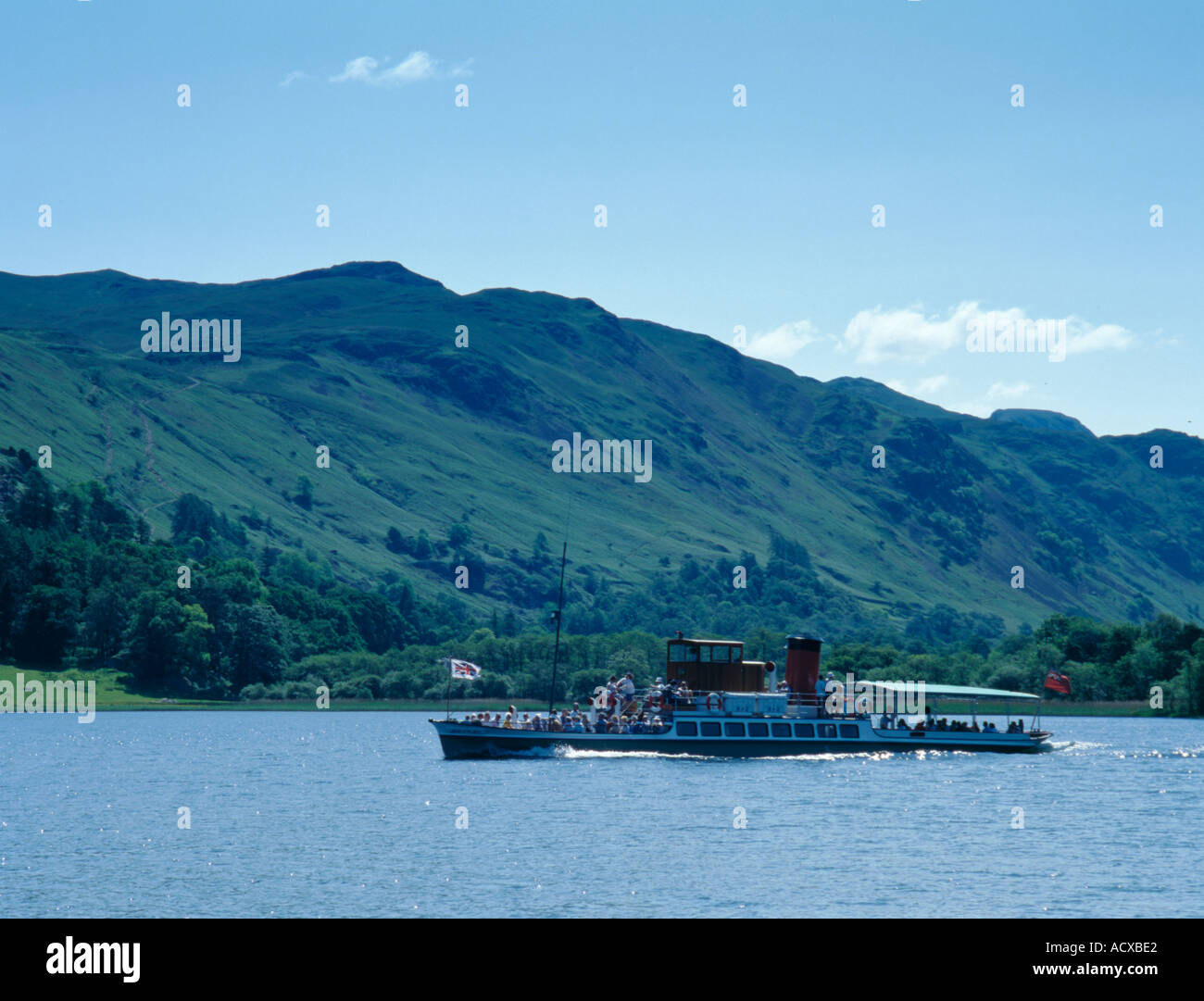 Fähre "Herrin vom See" mit voller Geschwindigkeit in der Nähe von Ullswater, ullswater, Nationalpark Lake District, Cumbria, England, UK. Stockfoto