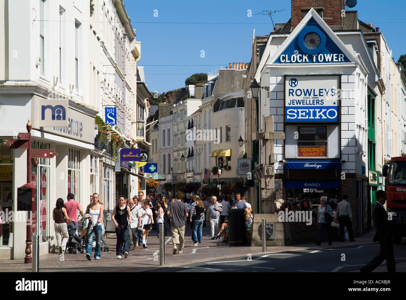 dh Charing Cross ST HELIER JERSEY Einkaufsbummel in King Straße und La Croix de la reine Statue Einkaufszentrum Geschäfte kanalisieren Inseln Stockfoto