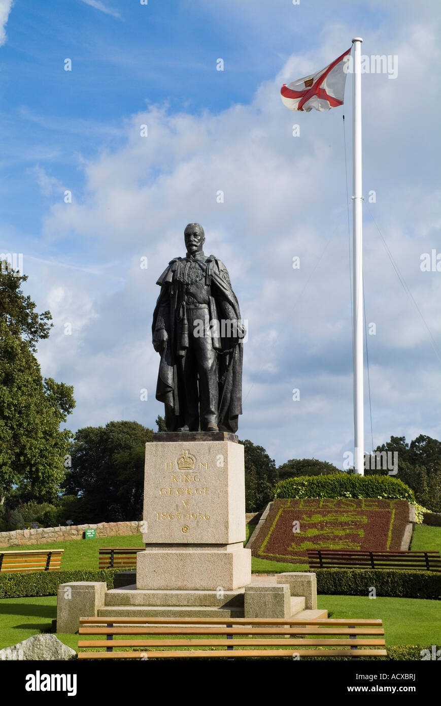 dh Howard Davis Park St. HELIER JERSEY König George V Statue und Jersey Fahnenmast Stockfoto