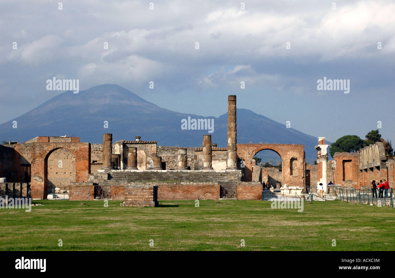 Das Forum mit dem Tempel des Jupiter und der Vesuv im Hintergrund. Der Tempel stammt aus dem 2. Jahrhundert v. Chr. Stockfoto