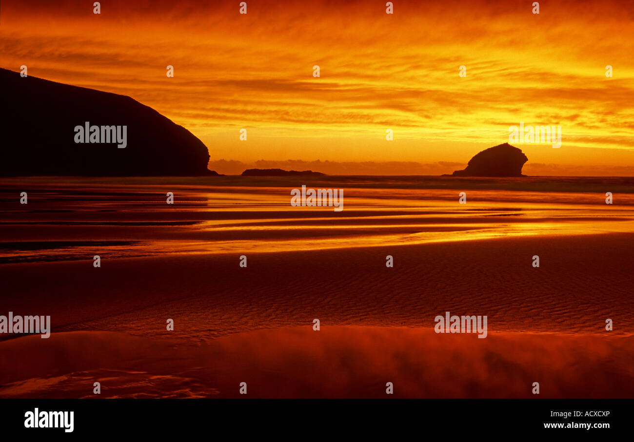 Dramatischen Sonnenuntergang über Portreath Strand, Cornwall, UK Stockfoto