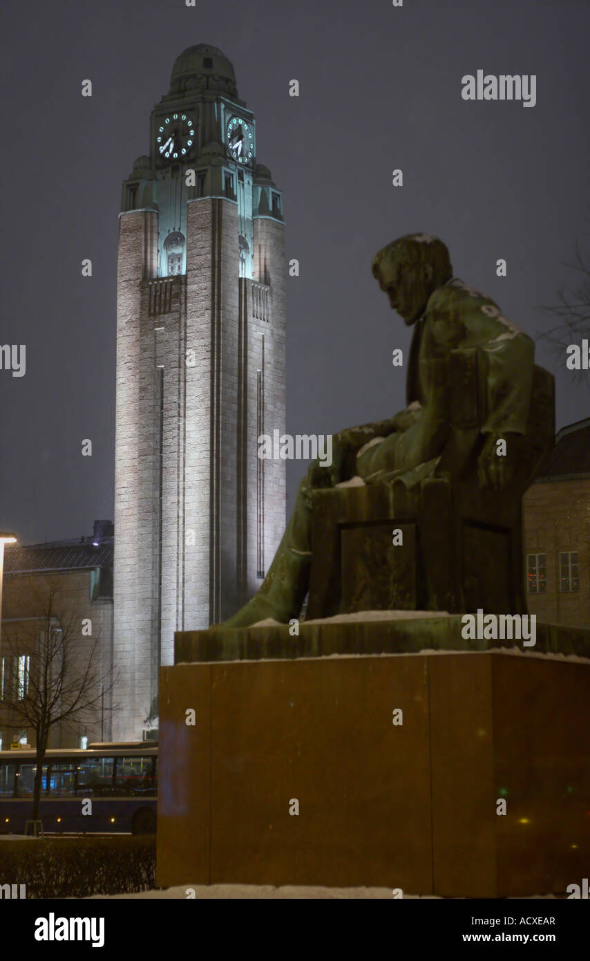 Statue des finnischen Autor Aleksis Kivi und der Uhrturm von Hauptbahnhof zu Hauptbahnhof, Helsinki, Finnland, EU. Stockfoto