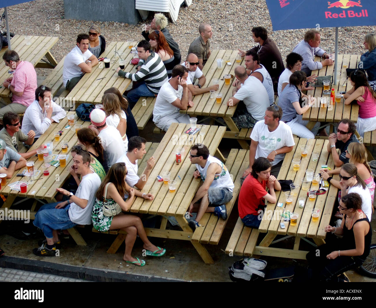 große Gruppe von Jugendlichen sitzen trinken außerhalb Stockfoto