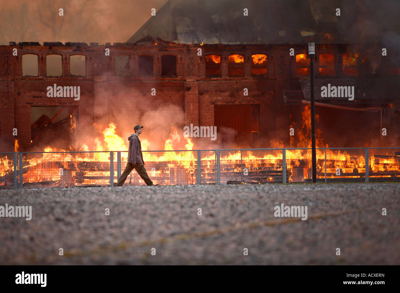 Brennen von alten Eisenbahn Lagerhäuser und ein Mann in der Nähe von Hauptbahnhof, Helsinki, Finnland, EU Stockfoto