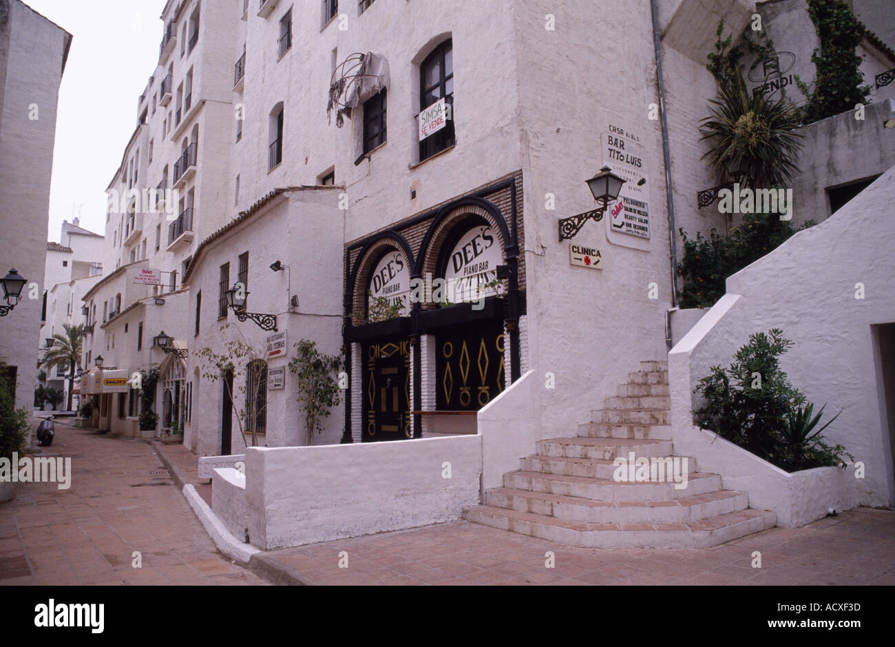 Puerto Banus Resort in der Nähe von Marbella in Andalusien in Spanien in Europa. Andalusien Stadt weiß getünchten städtischen Wohnraums Urlaub Reisen Stockfoto
