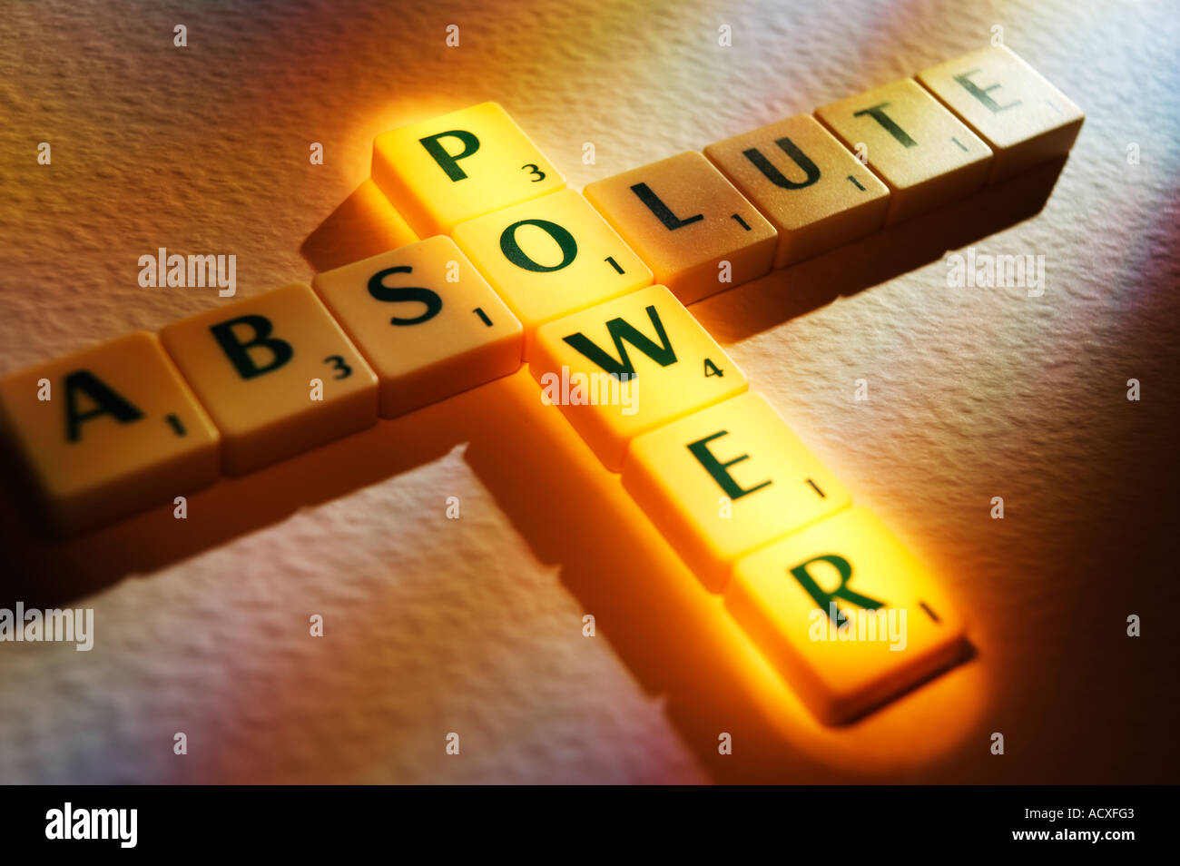 SCRABBLE BRETTSPIEL BUCHSTABEN DIE WORTE ABSOLUTE MACHT Stockfoto