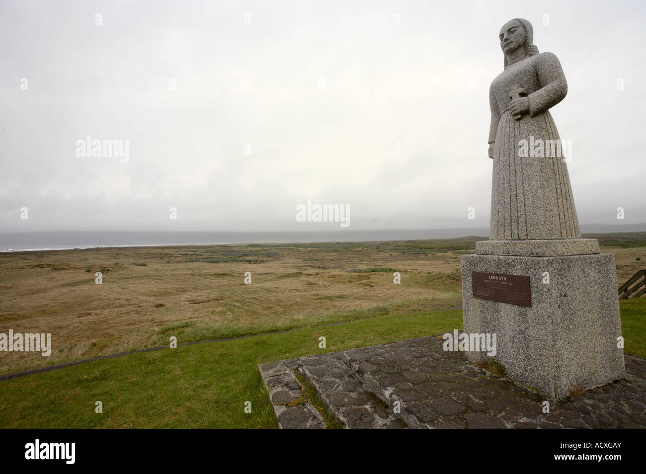 Statue namens Land in Sicht von Gunnfríður Jónsdóttir in der Nähe der Kirche Strandarkirkja, South Coast, Angel Cove, Island Stockfoto