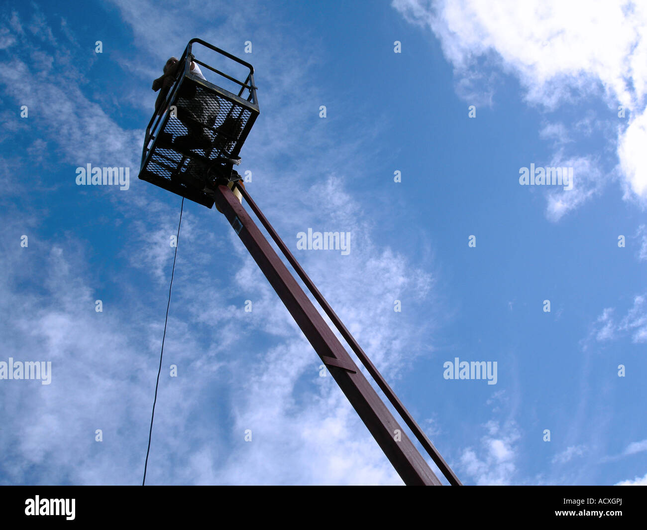 Mann in einer Hubarbeitsbühne Panorama vor Beginn der Arbeiten auf dem Dach eines Gebäudes Stockfoto