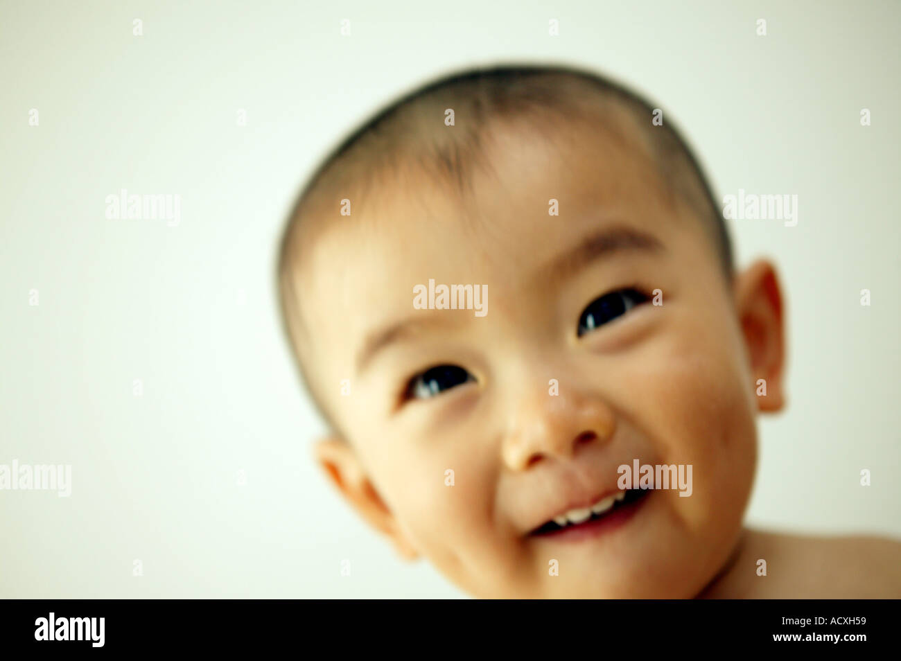 Porträt eines Babyjungen chinesischen lächelt in die Kamera Stockfoto