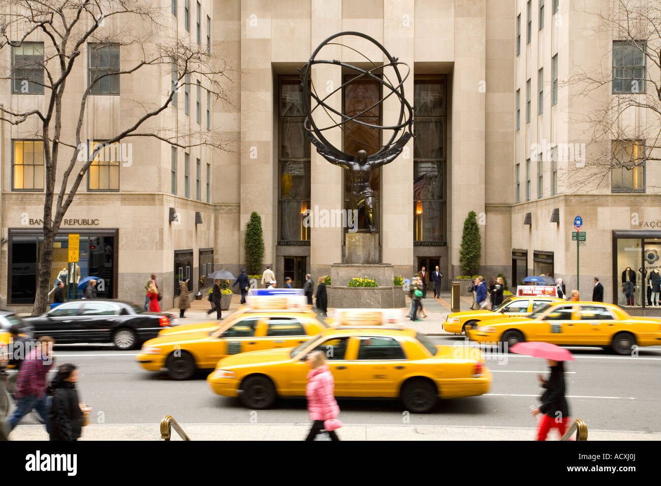 Atlas und Globus außerhalb der Rockefeller Center mit gelbes Taxi Cabs und Fußgänger Midtown Manhattan New York City New York NYC Stockfoto