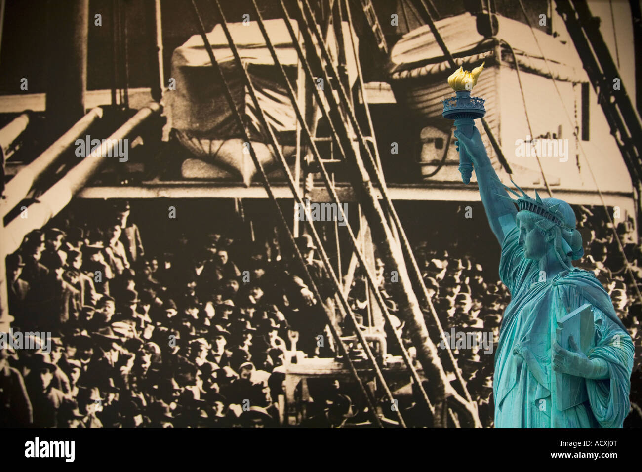 Freiheitsstatue Liberty Einwanderung Einwanderer Komposit Lady Liberty begrüßt Einwanderer aus Europa nach New York Harbor Hafen NY Stockfoto