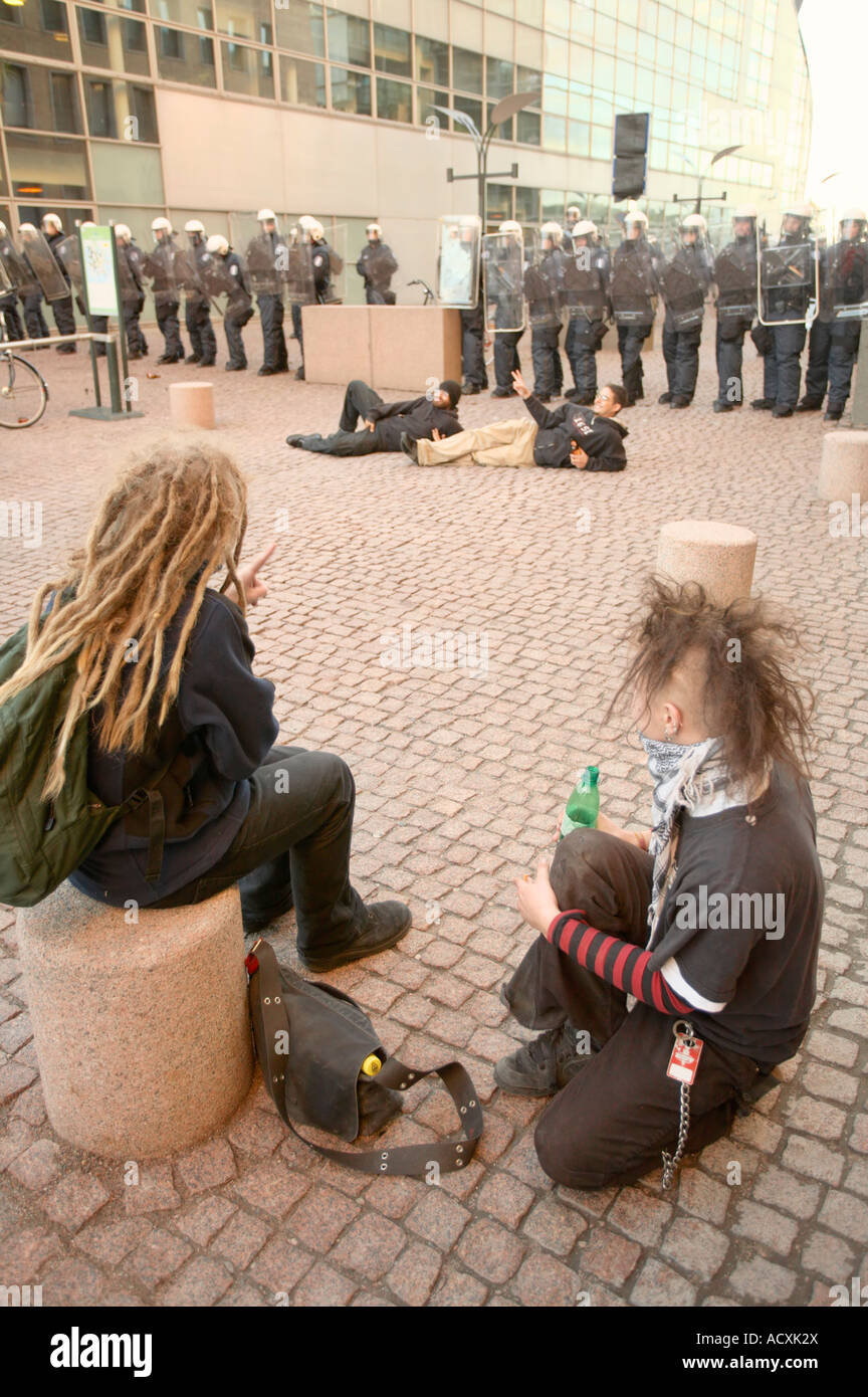 Polizisten in Riot gear und Menschen auf EU-ASEM-Demonstration, Helsinki, Finnland, Stockfoto