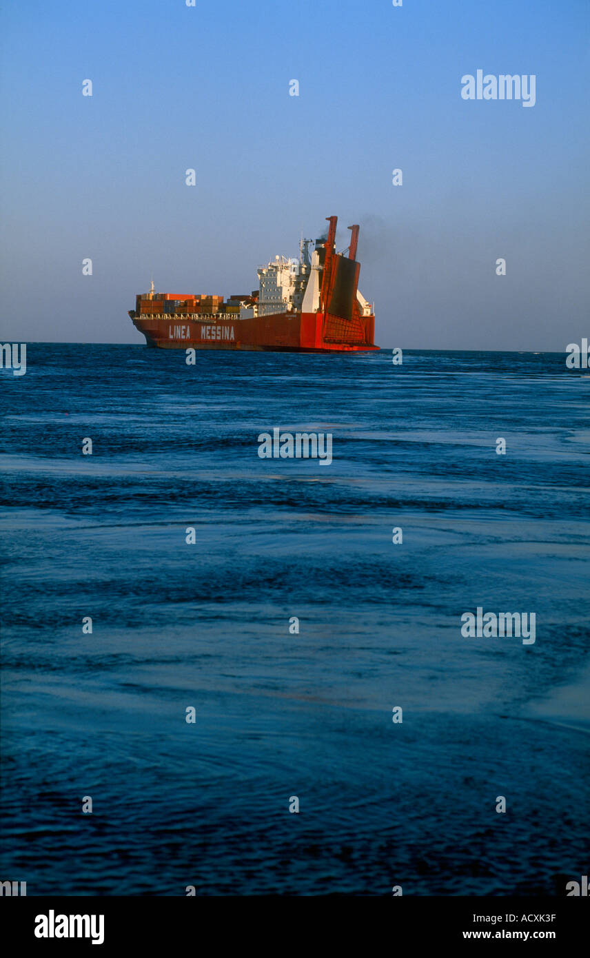 Frachtschiff setzen Segel für Europa beladen mit Containern einschließlich Tee aus Kenia Mombassa Häfen exportiert Stockfoto