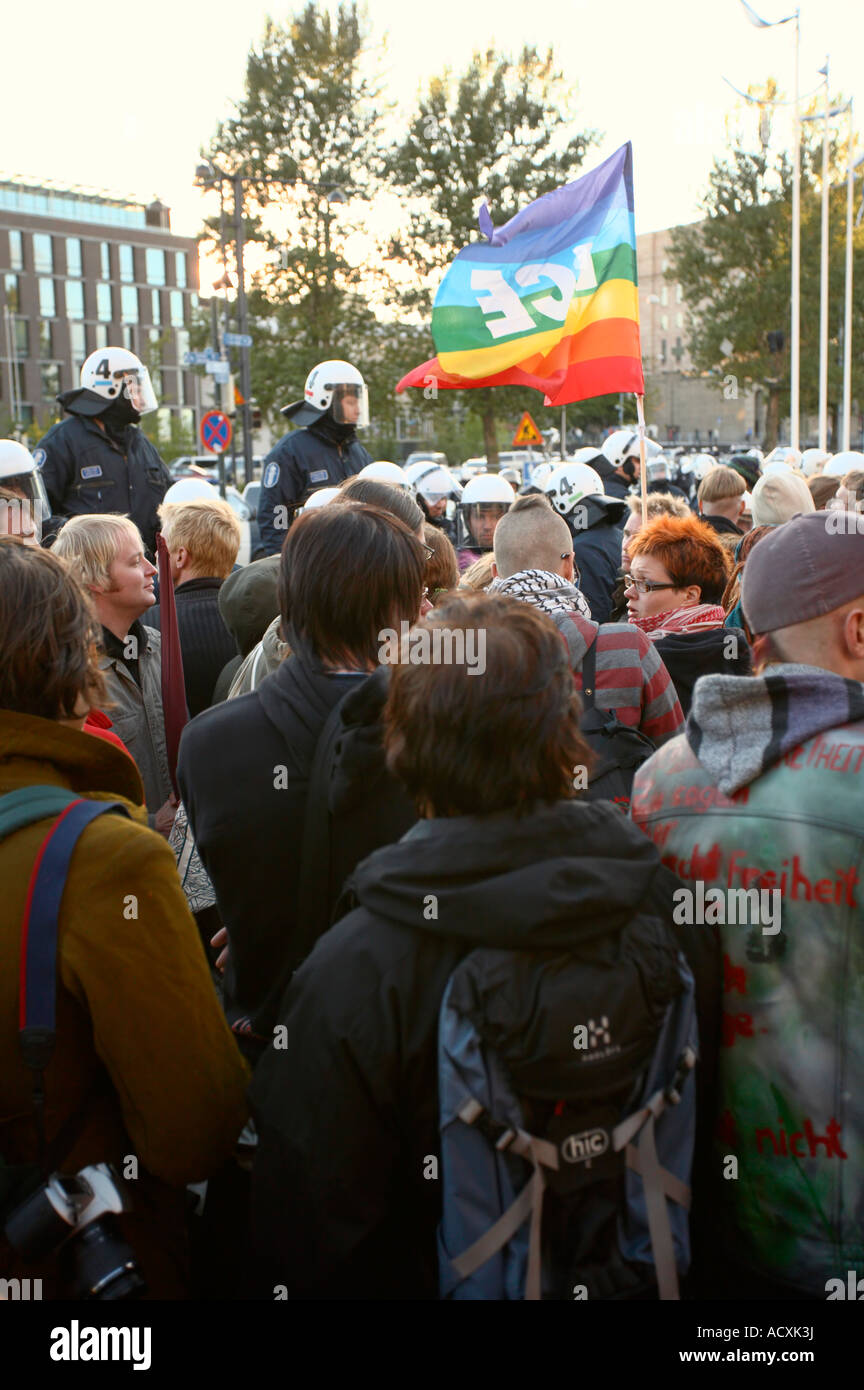 Polizisten in Aufruhr Getriebe unter Masse auf EU-ASEM-Demonstration, Helsinki, Finnland, Stockfoto