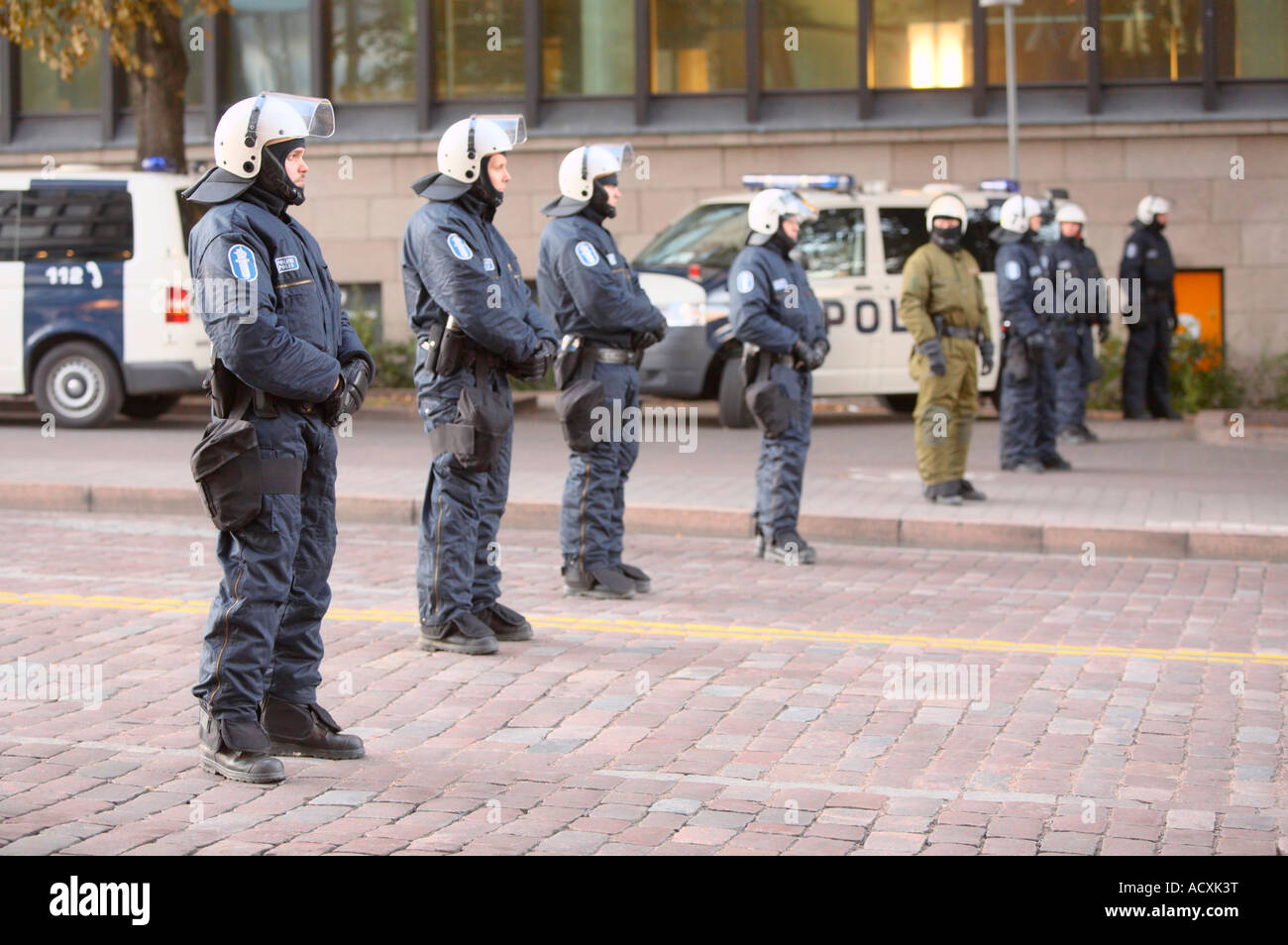 Polizisten in Aufruhr Getriebe auf EU-ASEM-Demonstration, Helsinki, Finnland, Stockfoto