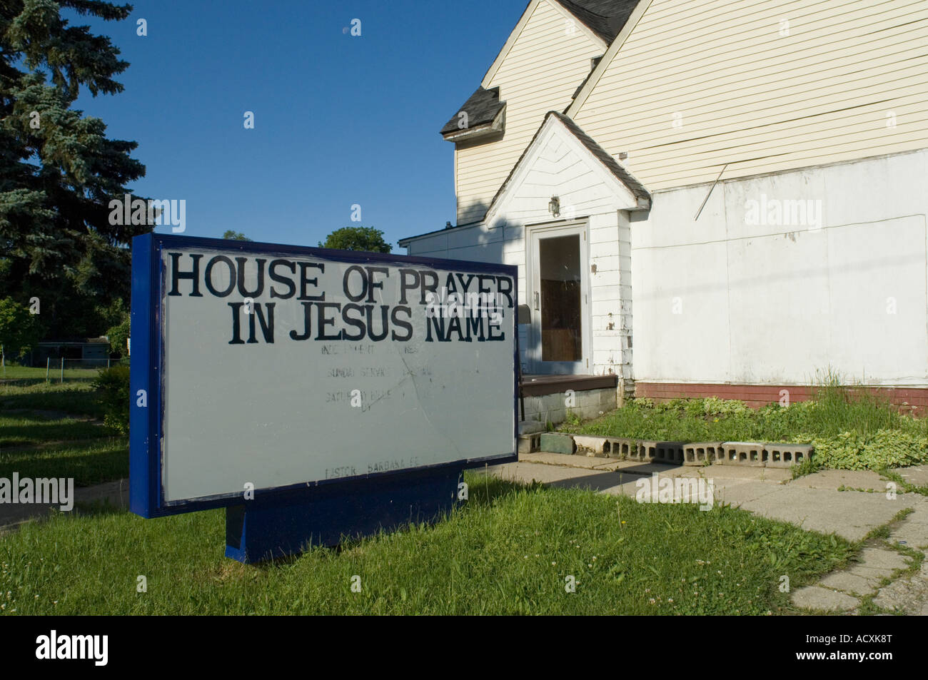 Kirche in Flint, Michigan mit Schild mit der Aufschrift House of Prayer im Namen Jesus Stockfoto