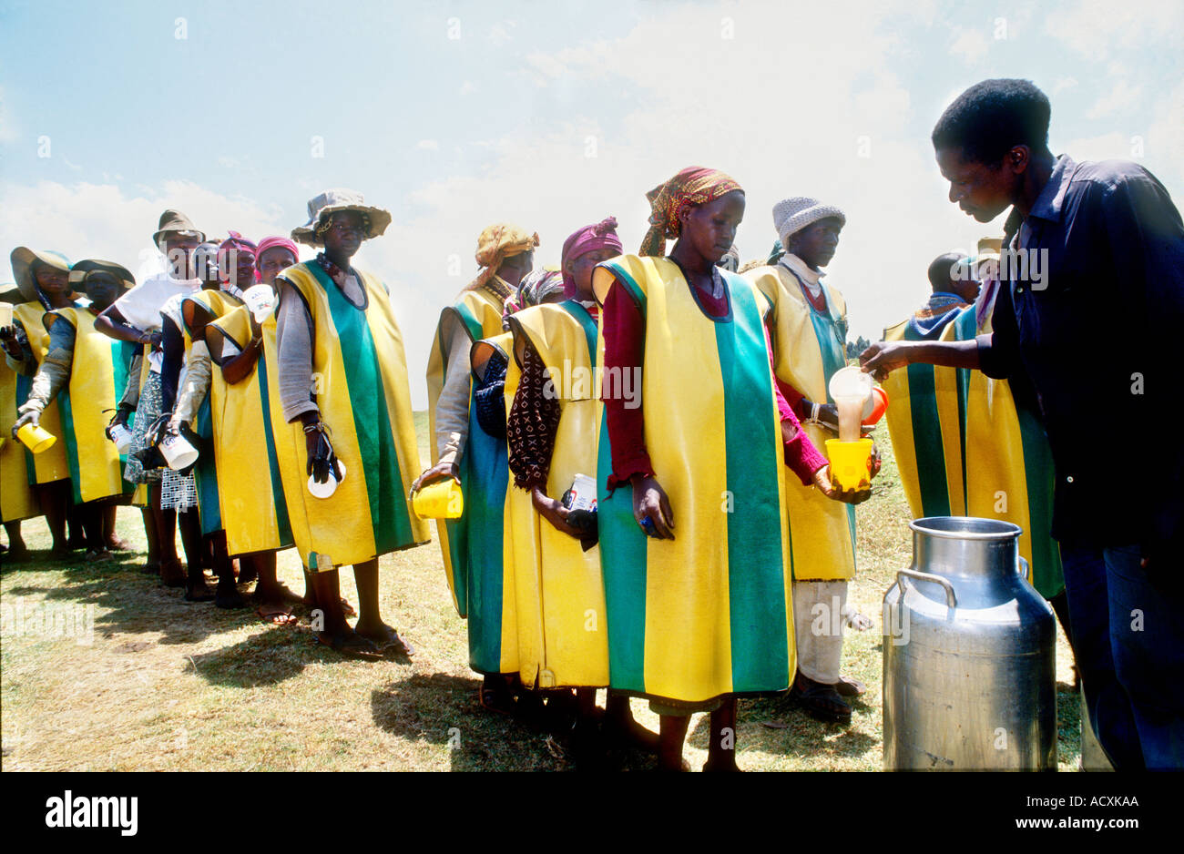 Tee-Pflückerinnen Warteschlangen für Teepause am Brooke Bond Tee Plantage Kericho in Kenia Stockfoto