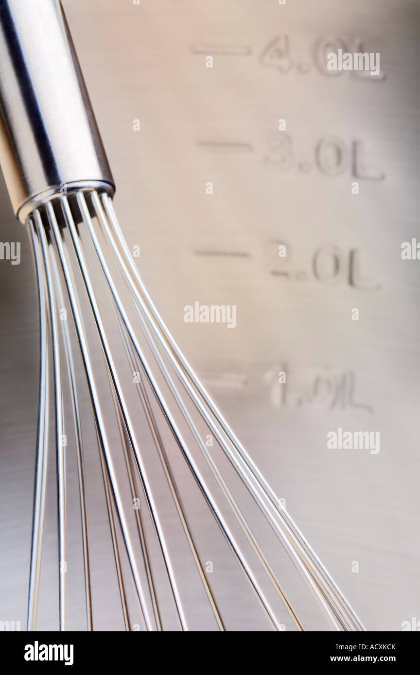 Einem Schneebesen in einer Schüssel mit Liter-Markierungen Stockfoto