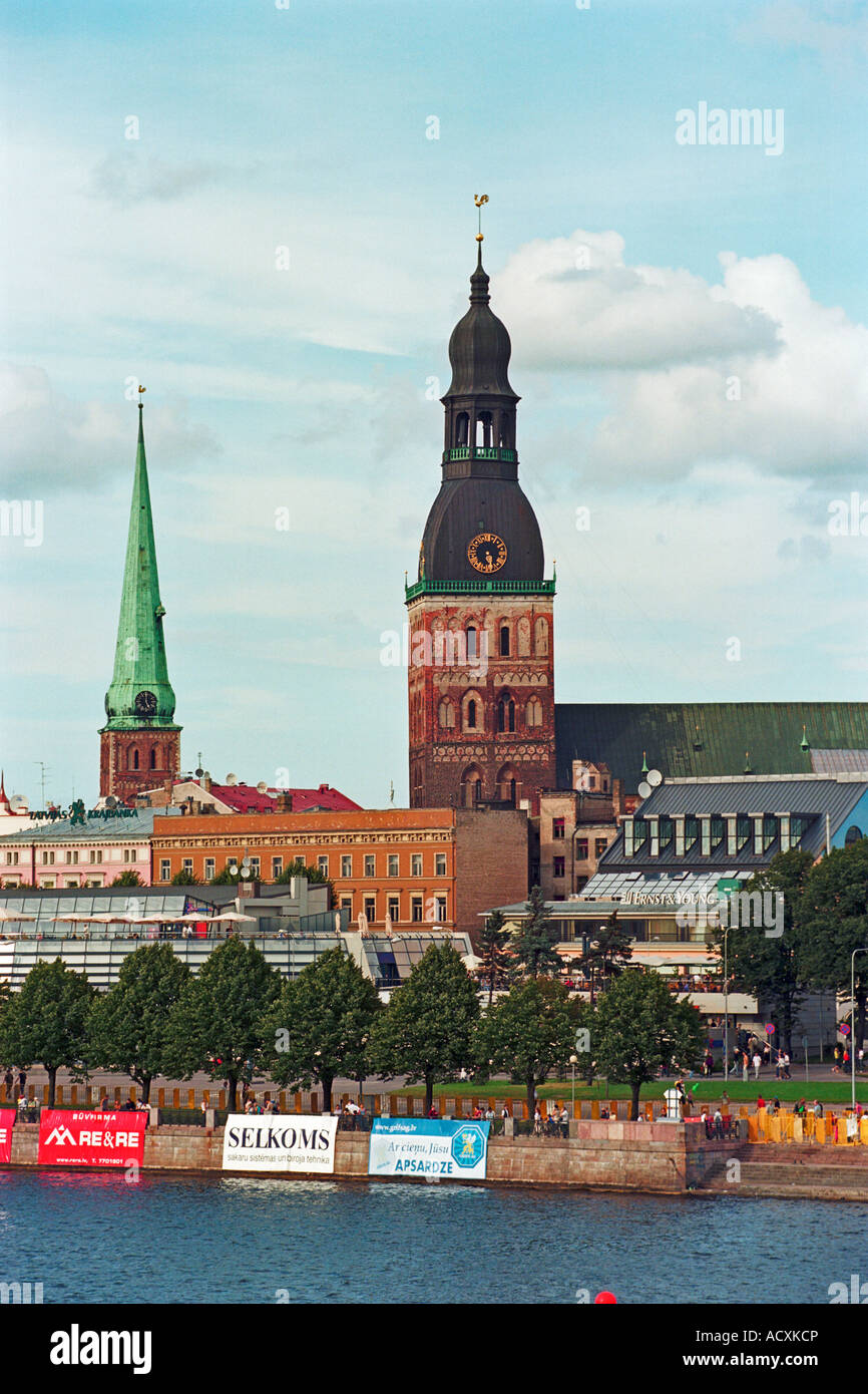 Blick über die Daugava, die Doma Kathedrale in Riga, Lettland Stockfoto