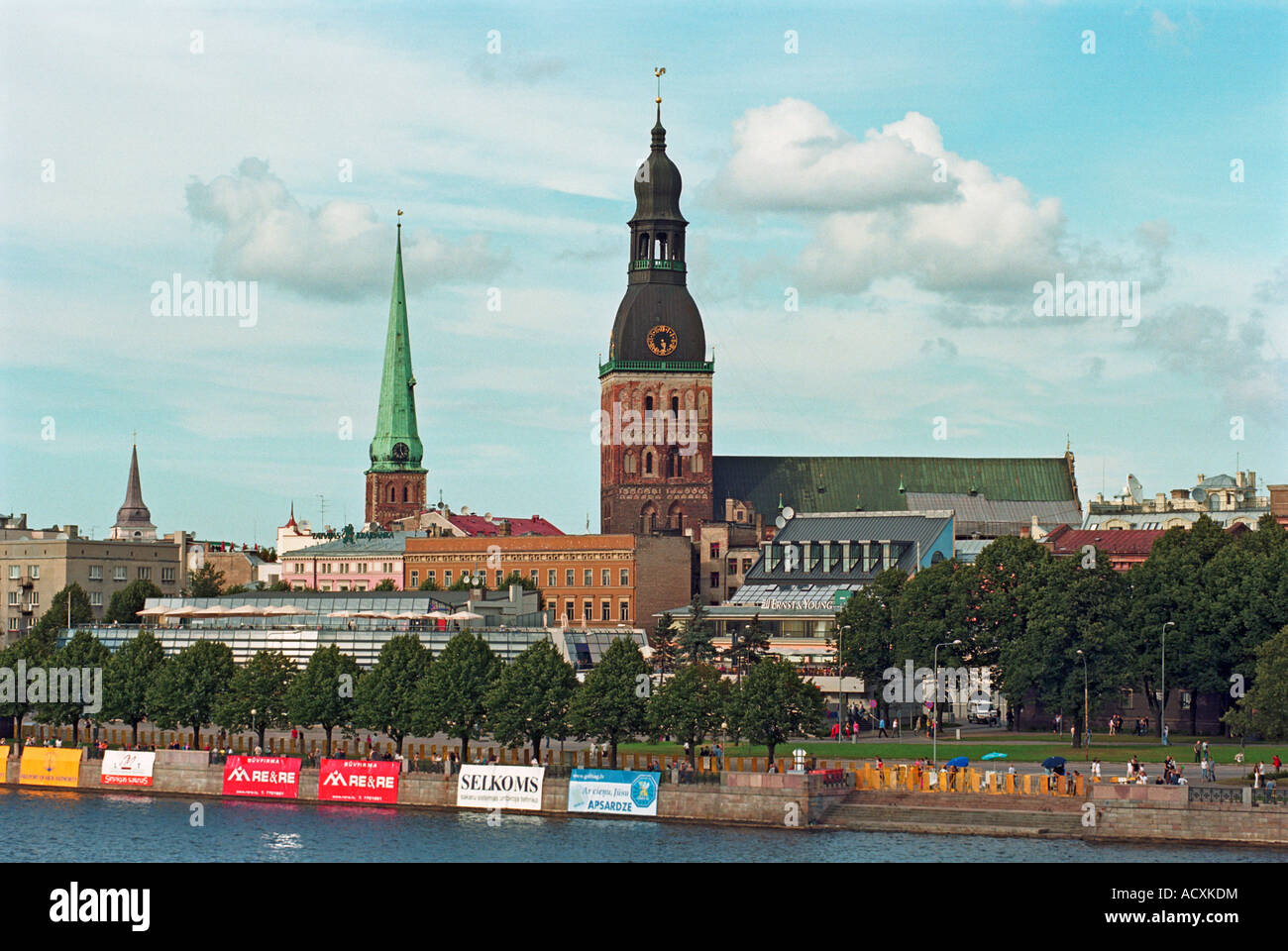 Blick über die Daugava, die Doma Kathedrale in Riga, Lettland Stockfoto