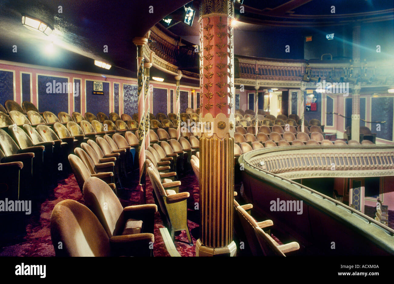 Seitenansicht der Sitzgelegenheiten und Spalte Säule im Kreis Kleid, viktorianischen Theatersaal Kriterium Theatre London Stockfoto