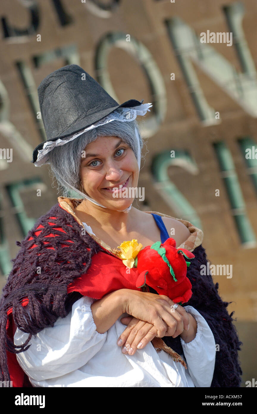 lächelnde Frau im traditionellen Kostüm außerhalb Millenium Centre walisische Cardiff wales uk Großbritannien Stockfoto