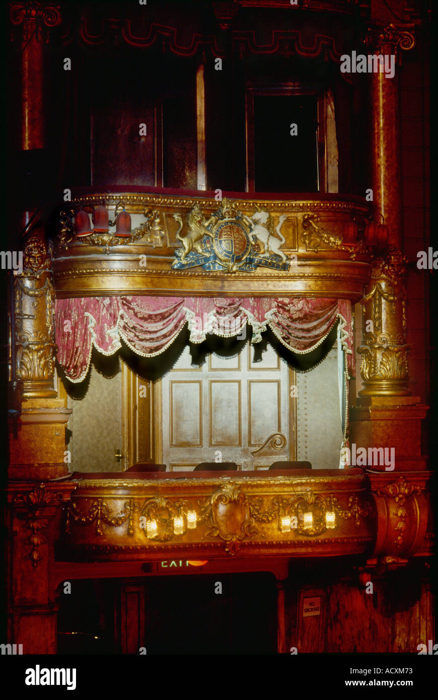 Vorderansicht des Palladium Royal Box mit Blick auf die Bühne, das London  Palladium, West End, London, England Stockfotografie - Alamy