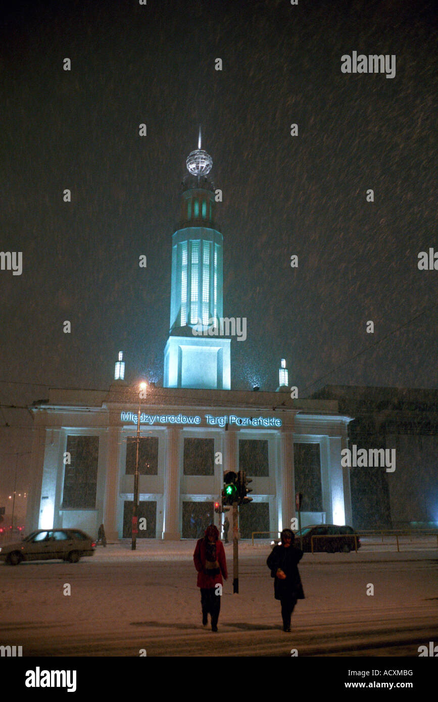 Der Eingang zum World Trade Center in Poznan im Winter, Polen Stockfoto