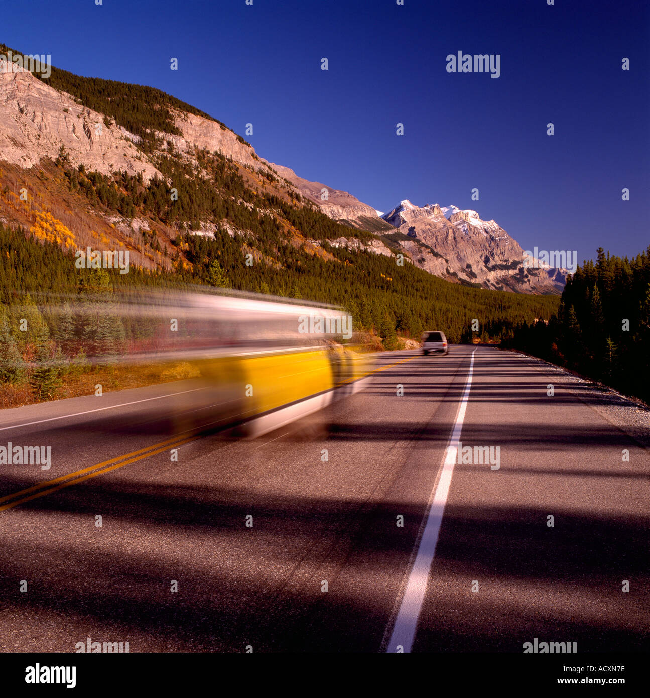 Pkw-Verkehr auf dem Icefields Parkway im Herbst im Jasper Nationalpark in den kanadischen Rocky Mountains in Alberta, Kanada Stockfoto