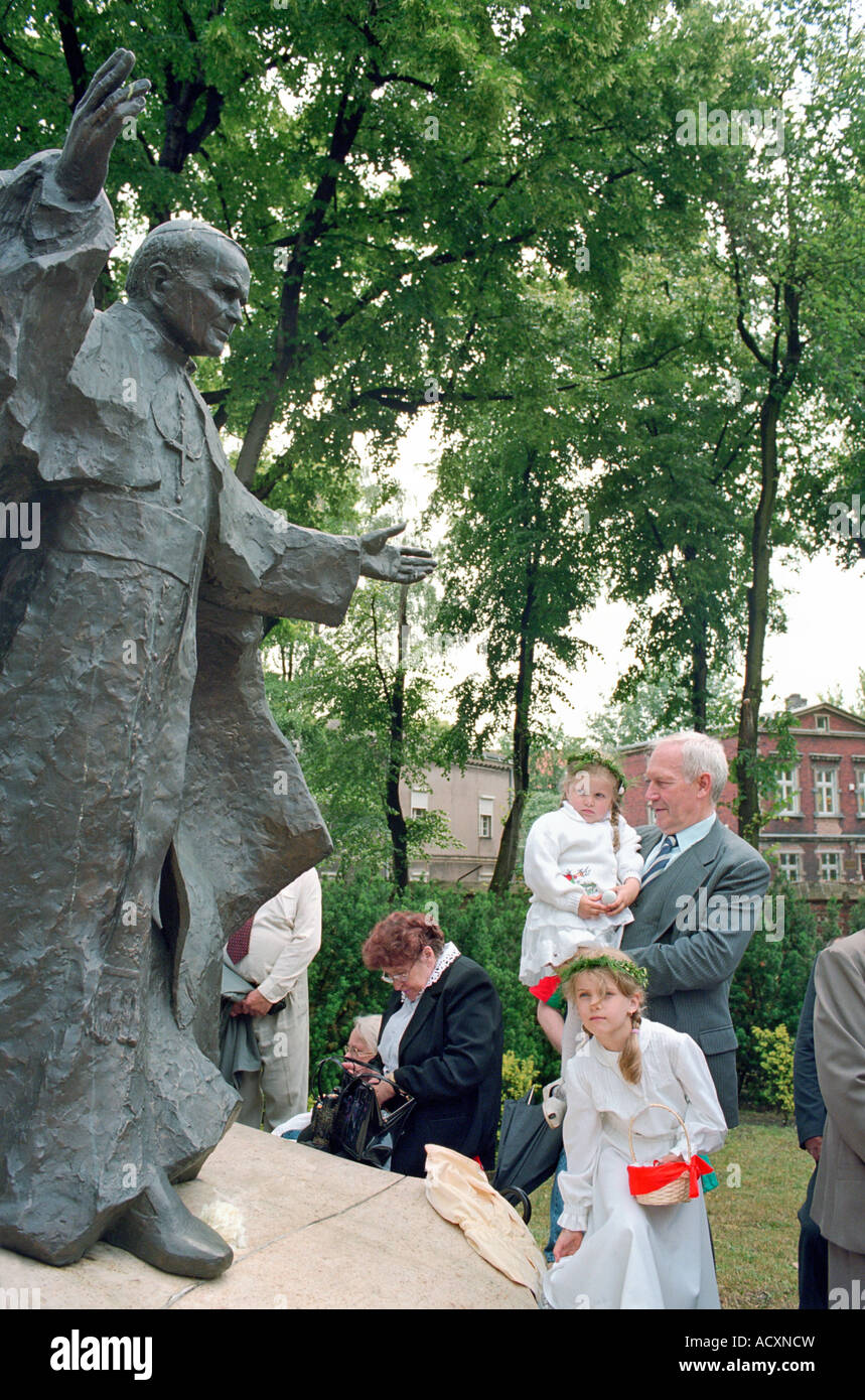 Menschen auf eine Statue von Papst Johannes Paul II während der Fronleichnamsprozession, Poznan, Polen Stockfoto