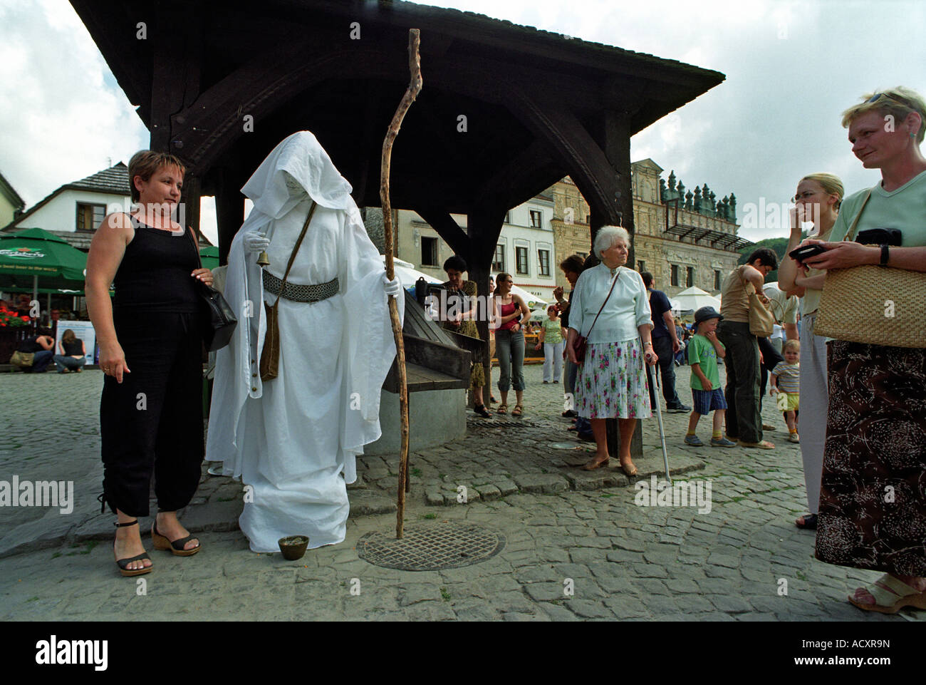 Frau verkleidet als weiße Druide auf dem alten Marktplatz in Kazimierz Dolny, Polen Stockfoto