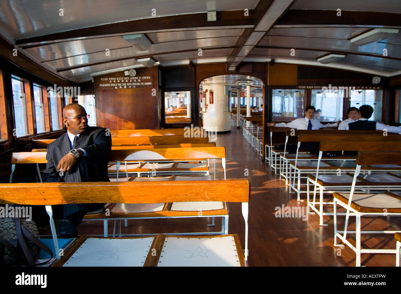 Elektrobetriebe afrikanischen Mann Business Anzug Reiten Star Ferry Hong Kong China Stockfoto