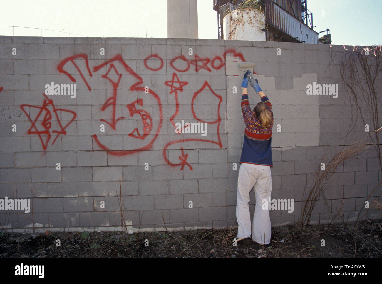 Freiwillige Farben über Graffiti in Detroit Stockfoto