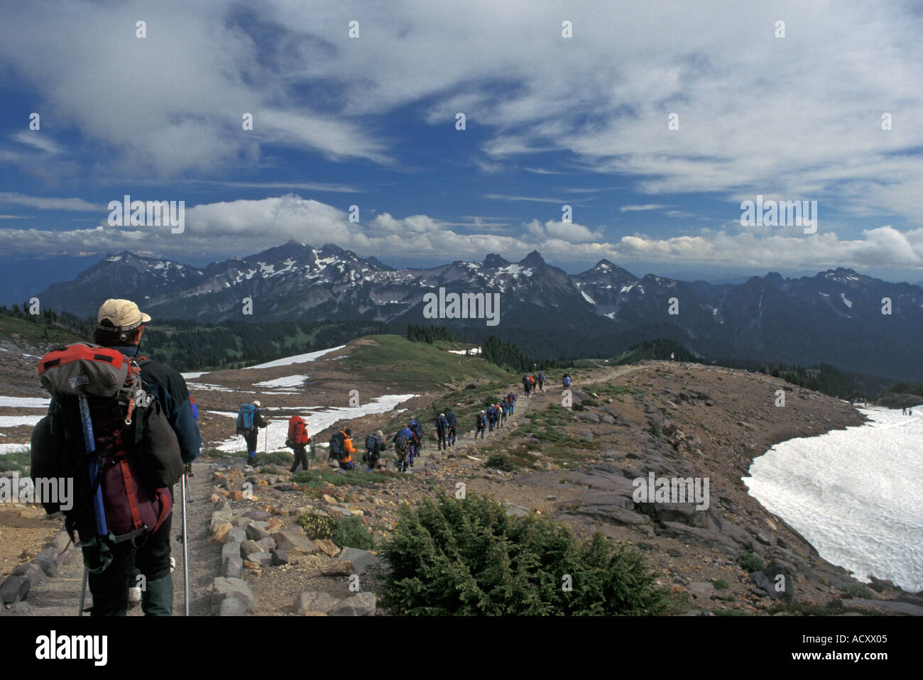 Bergsteiger steigen Mount Rainier Stockfoto
