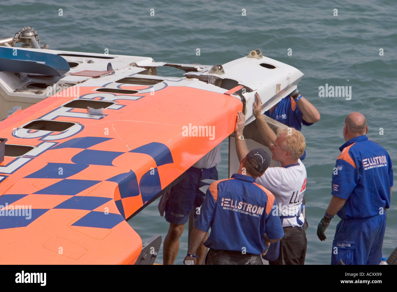 Crew macht Reparaturen am Boot in Gold Cup Hydroplane-Rennen am Detroit River Stockfoto