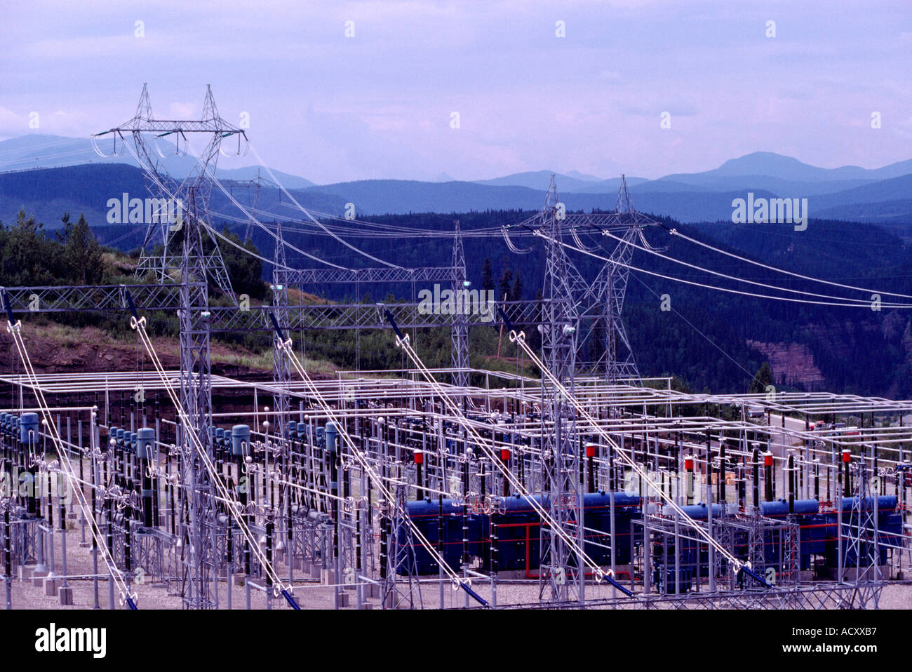 Hydro Stromleitungen und Station am WAC Bennett-Staudamm am Fluss Frieden im Norden von British Columbia Kanada Stockfoto